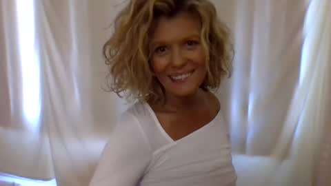 Snapshot of haileys123 chatting on December 2024 10:43:02 PM Hailey online show from December 2024 10:43:02 PM