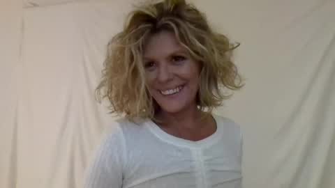 Snapshot of haileys123 chatting on December 2024 02:01:01 AM Hailey online show from December 2024 02:01:01 AM