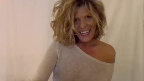 Snapshot of haileys123 chatting on January 2025 02:11:02 AM Hailey online show from January 2025 02:11:02 AM