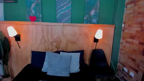 Halley Lorens online show from October 2025 12:00:02 PM