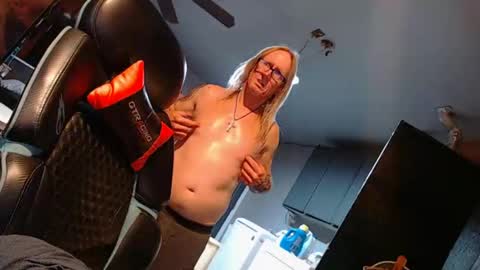 Snapshot of handyman5303 chatting on November 2025 02:23:02 AM Handystudman online show from November 2025 02:23:02 AM