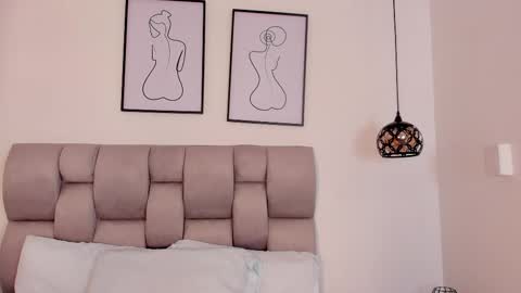 hanna__evans_ online show from November 2025 12:15:02 PM