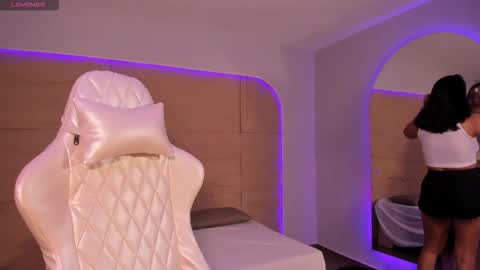 hannahmonttgomery  Help me reach 100 Hands up online show from December 2025 04:23:02 PM