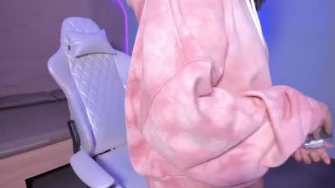 hannahmonttgomery  Help me reach 100 Hands up online show from December 2025 08:13:02 PM