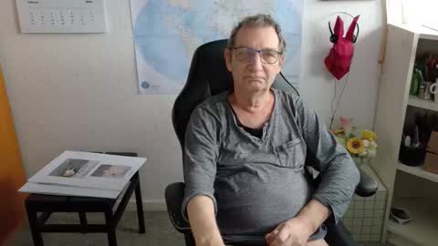 Snapshot of hansi63 chatting on February 2026 08:12:02 AM charly online show from February 2026 08:12:02 AM