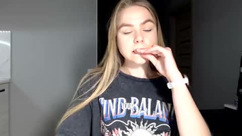 happy_fox_ online show from November 2025 05:56:01 PM