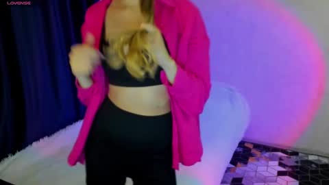 Snapshot of happystephanie chatting on December 2024 08:43:01 PM Stephanie online show from December 2024 08:43:01 PM