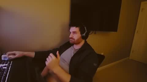 Snapshot of hardswtch chatting on December 2024 04:07:02 AM Tom online show from December 2024 04:07:02 AM