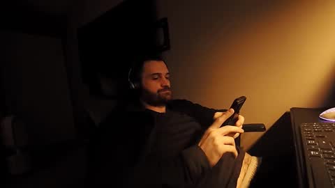 Snapshot of hardswtch chatting on September 2025 01:38:02 AM Tom online show from September 2025 01:38:02 AM