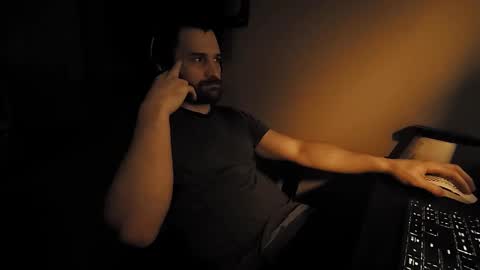 Snapshot of hardswtch chatting on September 2025 10:38:02 AM Tom online show from September 2025 10:38:02 AM