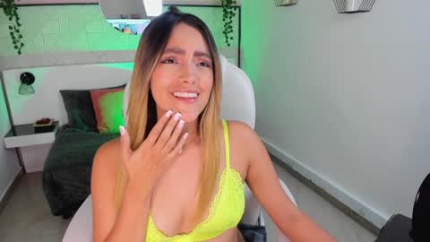 Snapshot of harper_woods chatting on January 2025 10:41:02 PM Harper online show from January 2025 10:41:02 PM