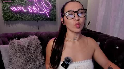 Snapshot of haze_vibes chatting on April 2026 01:43:01 AM Maria online show from April 2026 01:43:01 AM