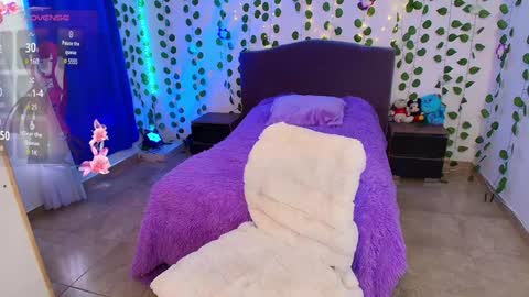 HAZEL LYNN ROSS online show from December 2024 02:57:01 PM