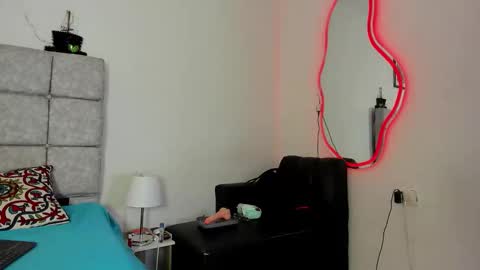 hazel_slim_ online show from January 2026 06:33:01 PM