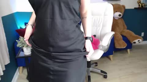 Snapshot of hebelongs2her chatting on November 2025 08:43:01 PM hebelongs2her online show from November 2025 08:43:01 PM