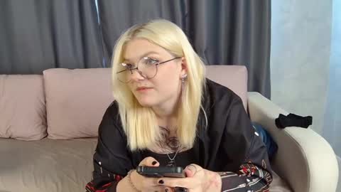 Snapshot of heidipierce chatting on May 2026 10:54:02 AM Emma online show from May 2026 10:54:02 AM