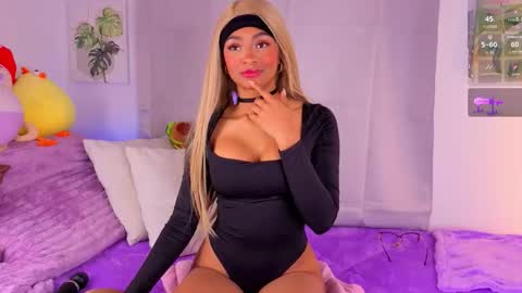 Snapshot of heily_fox chatting on November 2025 06:22:01 AM HEILY online show from November 2025 06:22:01 AM