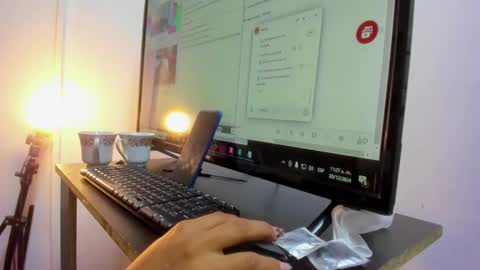 Snapshot of heleenhott_ chatting on December 2024 04:25:01 PM hellen online show from December 2024 04:25:01 PM