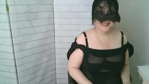 Snapshot of helen_xi chatting on April 2026 05:05:02 AM Helen online show from April 2026 05:05:02 AM