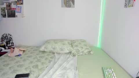 Snapshot of helenebird chatting on February 2026 01:10:02 AM online show from February 2026 01:10:02 AM