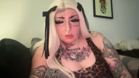 Snapshot of hell0kittyblood chatting on February 2025 05:20:02 PM Bunnie Rotz online show from February 2025 05:20:02 PM