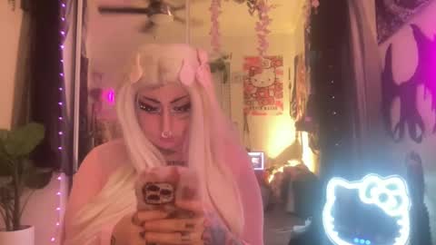 Snapshot of hell0kittyblood chatting on February 2025 06:07:01 AM Bunnie Rotz online show from February 2025 06:07:01 AM