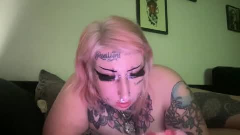 Snapshot of hell0kittyblood chatting on March 2025 06:28:02 AM Bunnie Rotz online show from March 2025 06:28:02 AM