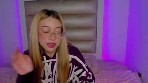 hellen__smith_ online show from February 2026 07:51:02 PM