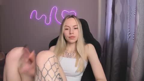 Snapshot of hello_kittykk chatting on June 2026 05:45:01 PM Lisa online show from June 2026 05:45:01 PM