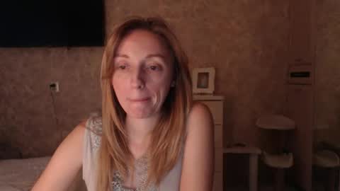 Snapshot of hellokittykaty chatting on December 2025 06:18:01 AM Victory online show from December 2025 06:18:01 AM