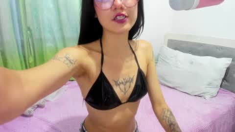 Raven and Momo online show from April 2026 11:05:02 PM
