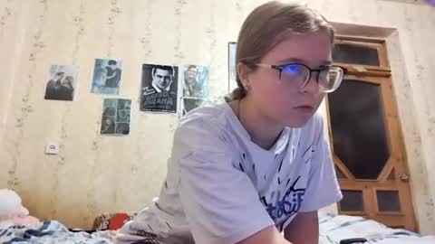 Snapshot of henrietteduchesne chatting on July 2026 09:08:01 PM Leila online show from July 2026 09:08:01 PM