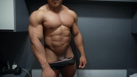 Snapshot of henrimusclee chatting on April 2026 11:04:01 PM Henri online show from April 2026 11:04:01 PM