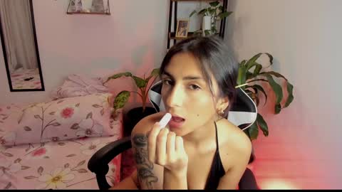Snapshot of hera_069 chatting on February 2025 01:34:01 AM Hello I am Valentina independent Colombian model I love sensuality and pleasure welcome online show from February 2025 01:34:01 AM