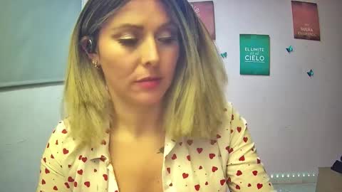 Hestesiaxx online show from November 2025 01:04:02 AM