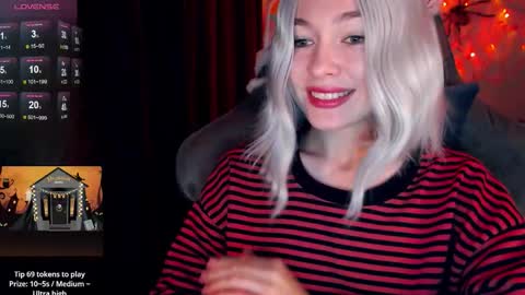 Snapshot of hey_nora_ chatting on November 2025 12:18:02 PM Nora online show from November 2025 12:18:02 PM