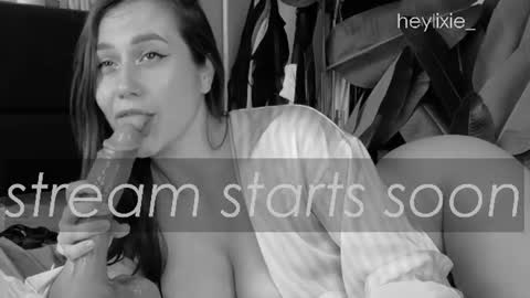 Snapshot of heylixie_ chatting on July 2026 08:23:01 AM Li online show from July 2026 08:23:01 AM