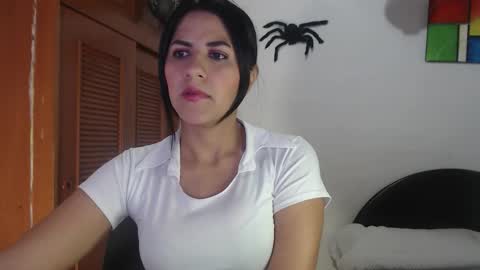 hilaril18 online show from October 2025 12:00:02 AM