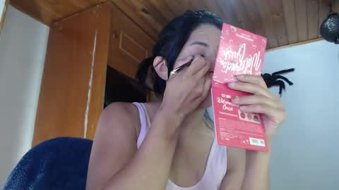 hilaril18 online show from November 2025 11:18:01 PM