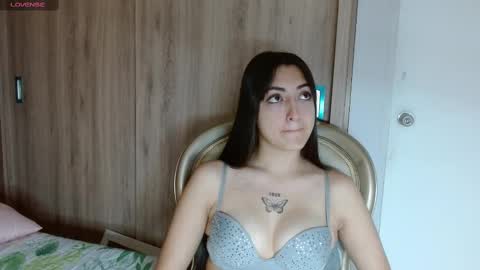 Snapshot of hilary__thompson chatting on December 2024 02:00:01 PM hilary thompson online show from December 2024 02:00:01 PM