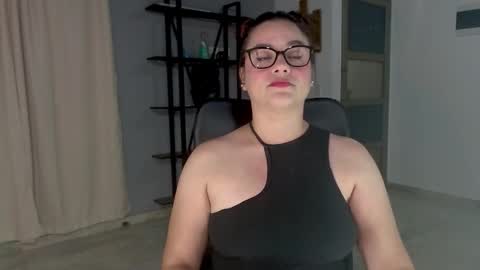 Snapshot of hillary_12 chatting on December 2024 01:15:02 AM Miranda online show from December 2024 01:15:02 AM