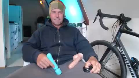 Snapshot of hippiezen chatting on February 2026 10:17:02 PM Hippie Jijm online show from February 2026 10:17:02 PM