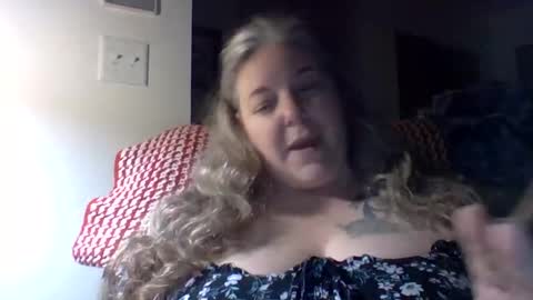 Snapshot of hippysnewhere chatting on April 2026 08:52:02 AM hippysnewhere online show from April 2026 08:52:02 AM