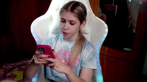 Holly online show from November 2025 06:21:01 PM