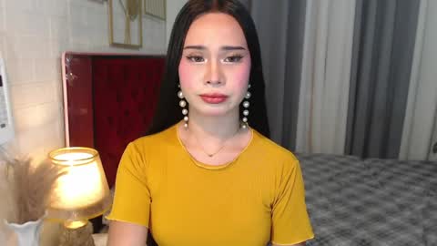 hoelymolly online show from April 2026 06:19:01 PM