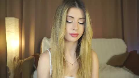 Snapshot of holayoula chatting on July 2026 08:05:01 AM Moni Monica online show from July 2026 08:05:01 AM