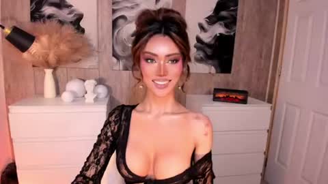 Snapshot of holee_laura chatting on July 2026 03:51:01 PM Ms. Laura online show from July 2026 03:51:01 PM