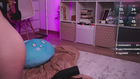 Snapshot of holliwould_ chatting on December 2024 06:48:01 PM Holli online show from December 2024 06:48:01 PM