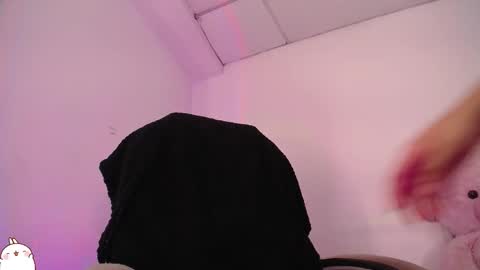 Snapshot of holly_16 chatting on October 2025 12:44:01 AM holly_16 online show from October 2025 12:44:01 AM