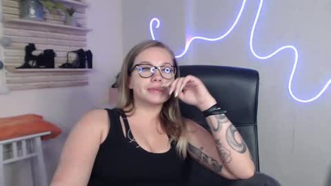 Snapshot of holly_bb95 chatting on December 2024 09:39:02 AM Holly online show from December 2024 09:39:02 AM